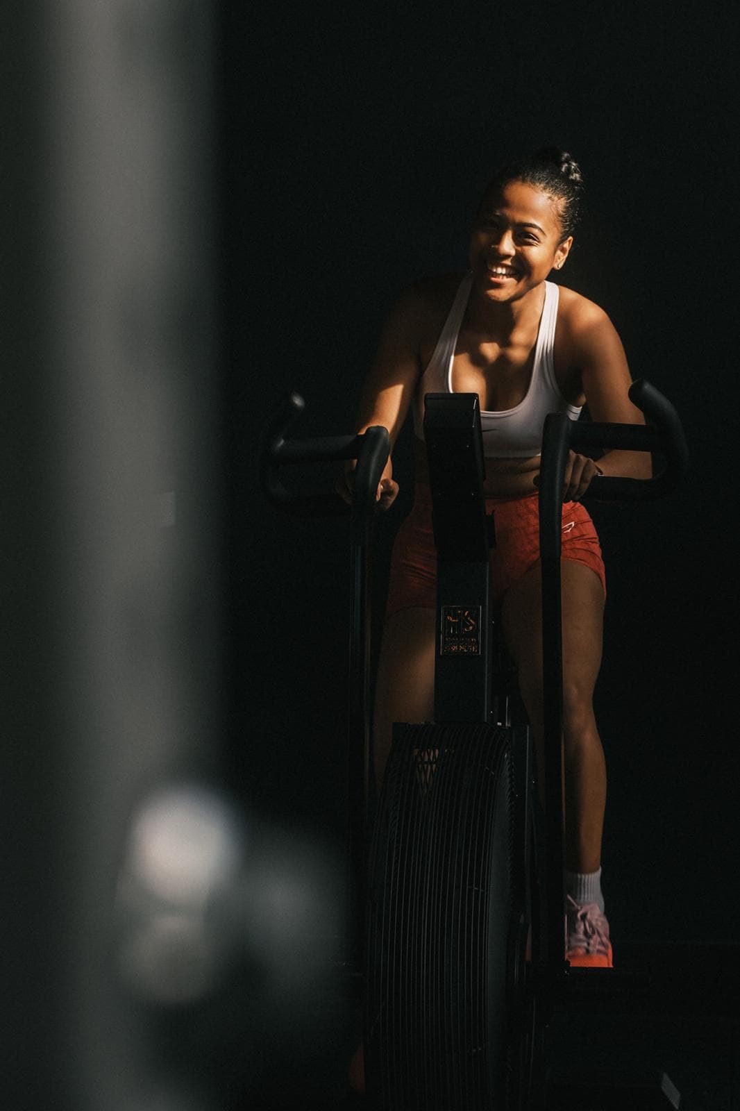 Frau trainiert an einer SkiErg-Maschine