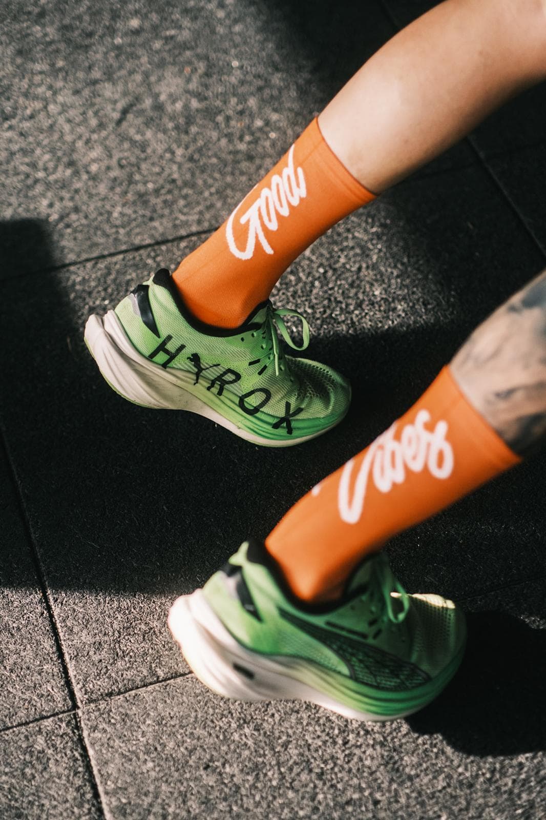 Nahaufnahme von Trainingsschuhen und HYROX-Socken